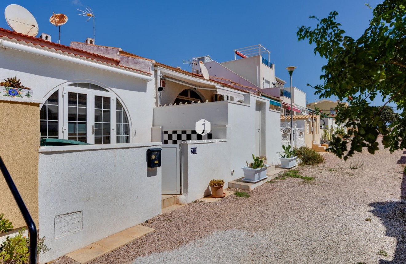 Resale - Chalet -
Torrevieja - La Siesta - El Salado - Torreta