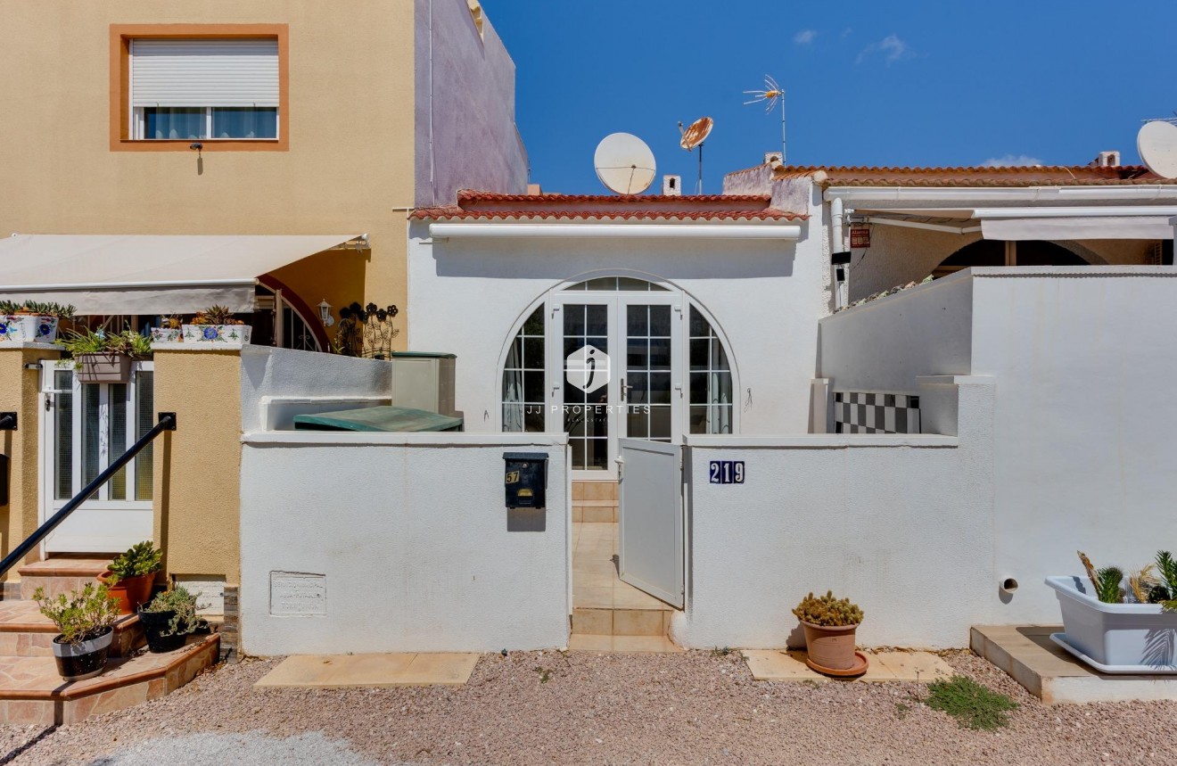 Resale - Chalet -
Torrevieja - La Siesta - El Salado - Torreta