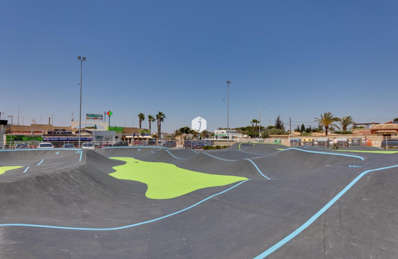 Resale - Chalet -
Torrevieja - La Siesta - El Salado - Torreta