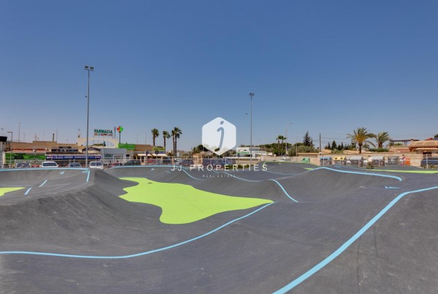 Resale - Chalet -
Torrevieja - La Siesta - El Salado - Torreta