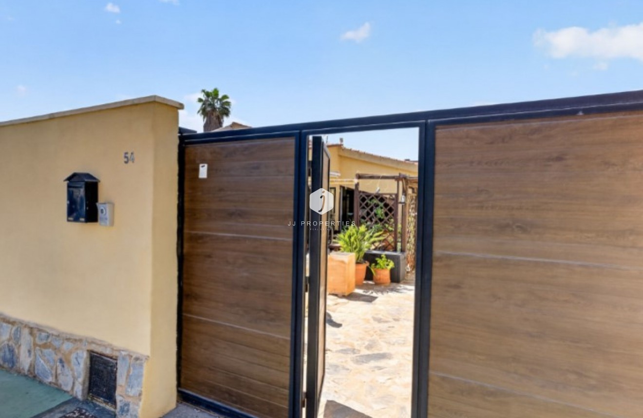 Resale - Villa -
Torrevieja - Costa Blanca