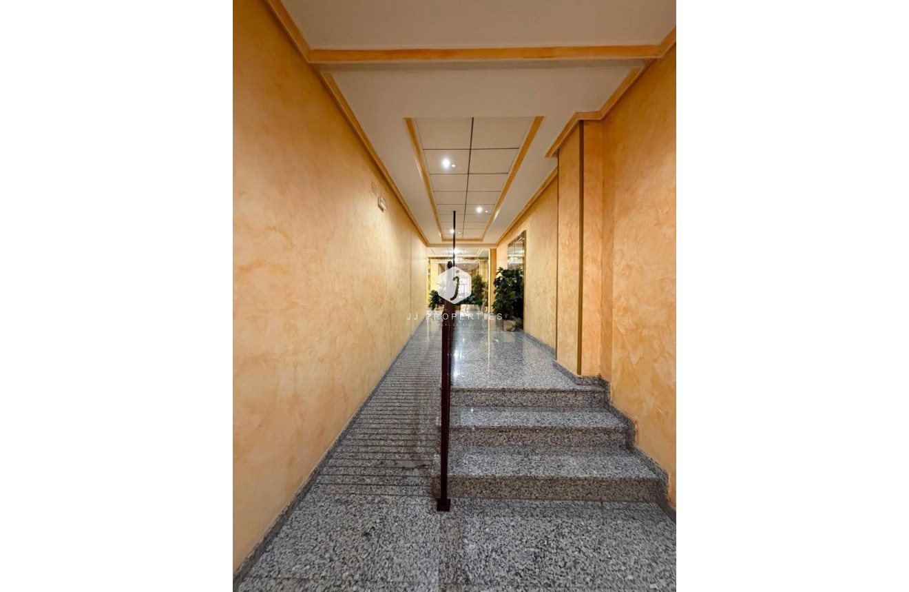 Tweedehands - Appartement / flat -
Torrevieja - Estacion de autobuses