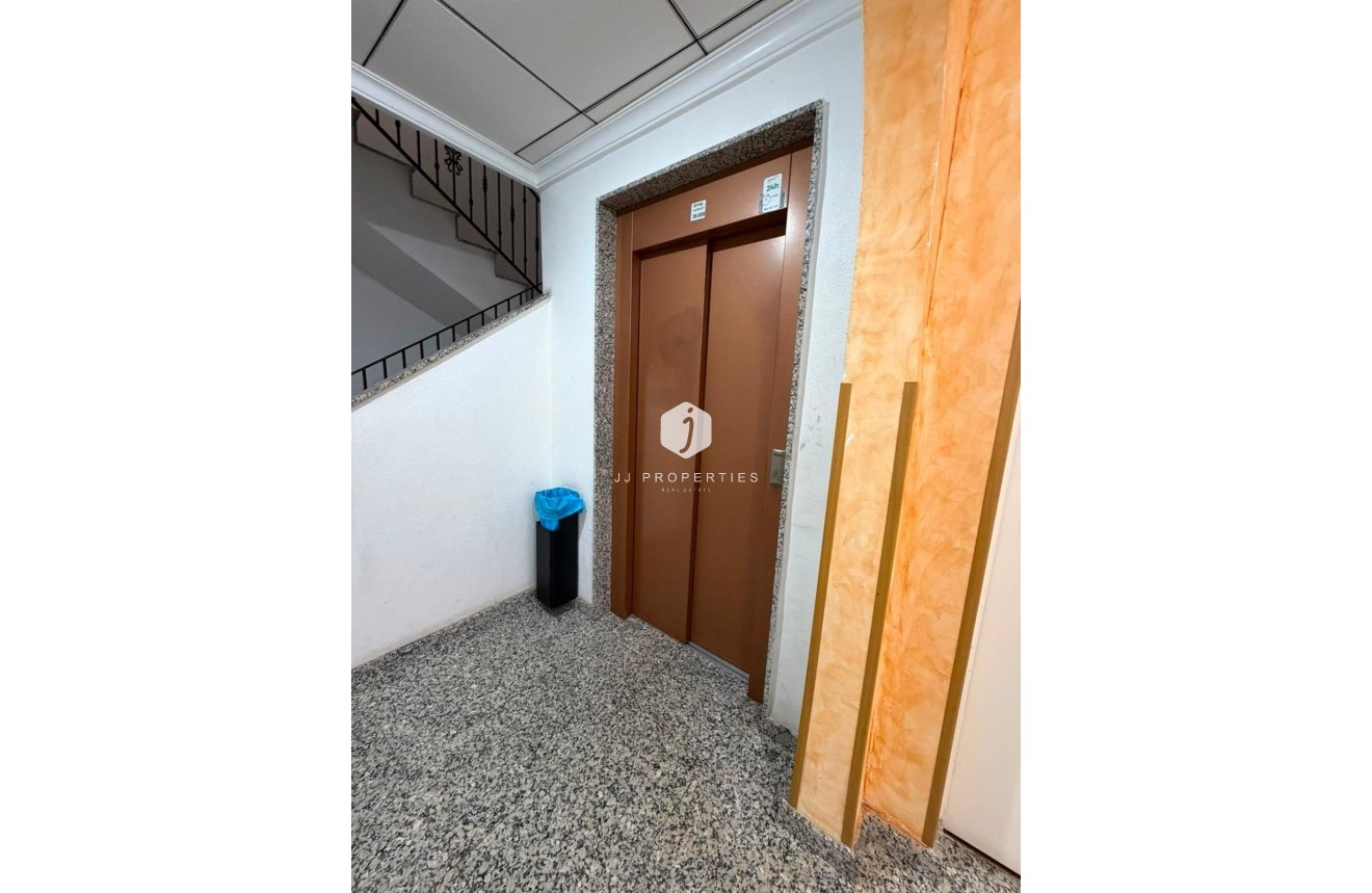 Tweedehands - Appartement / flat -
Torrevieja - Estacion de autobuses