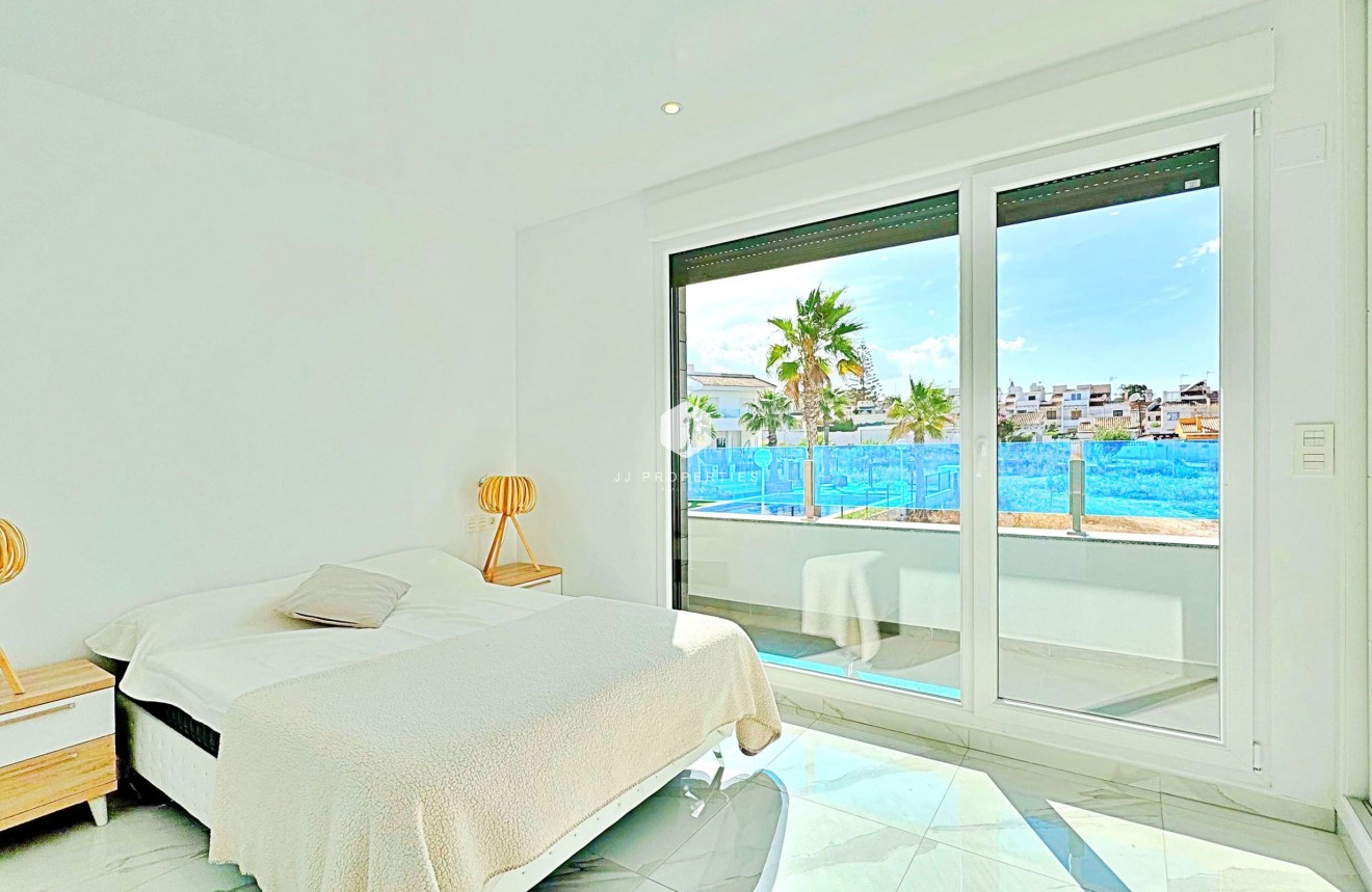 Z drugiej ręki - Szalet -
Torrevieja - Costa Blanca