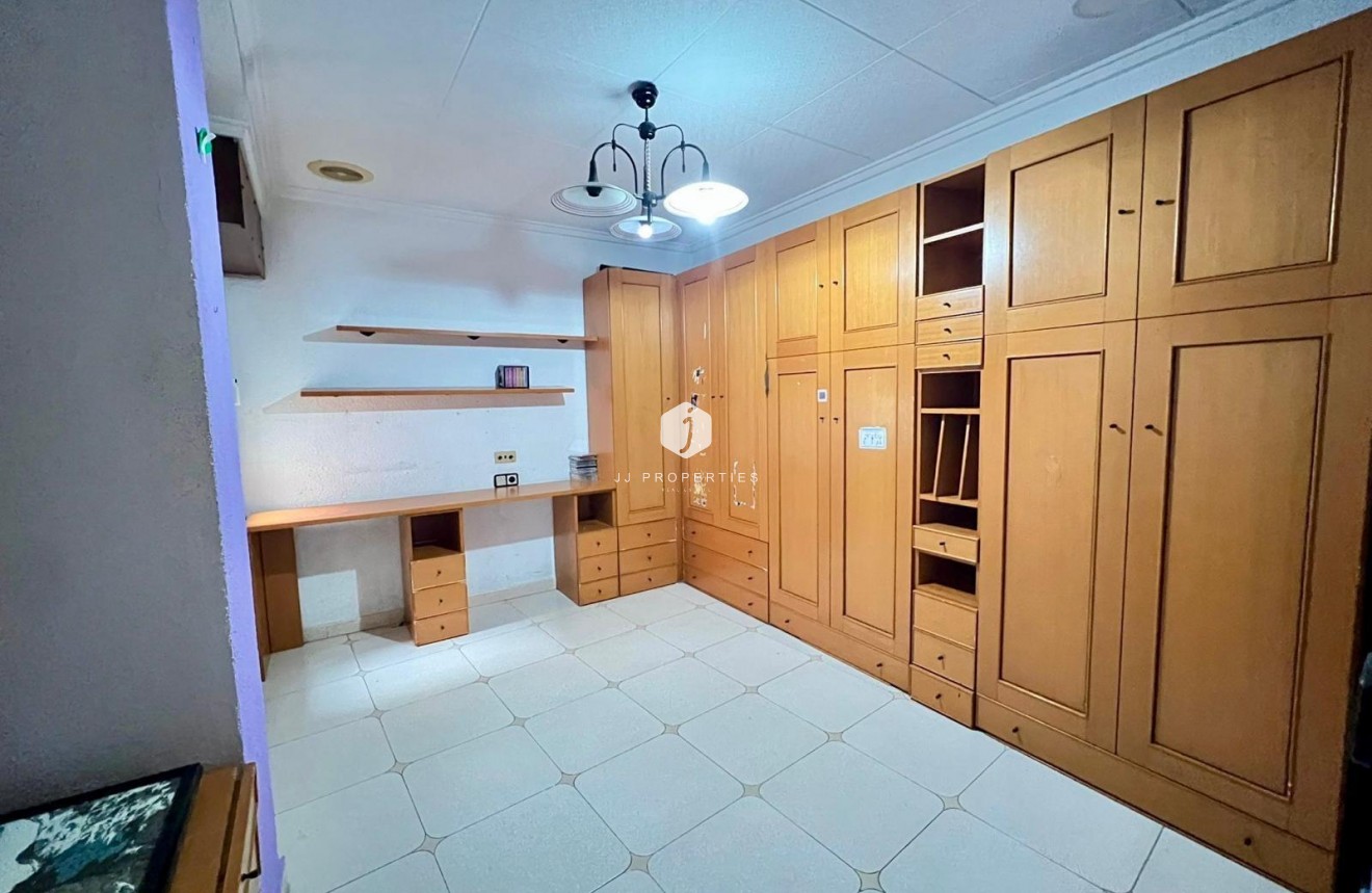Resale - Apartment / flat -
Torrevieja - Centro