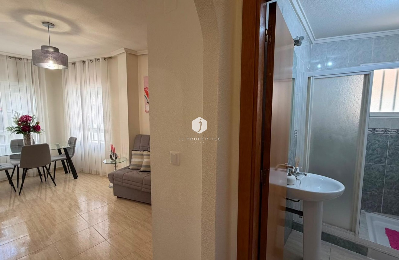 Aus zweiter Hand - Wohnung -
Torrevieja - Estacion de autobuses