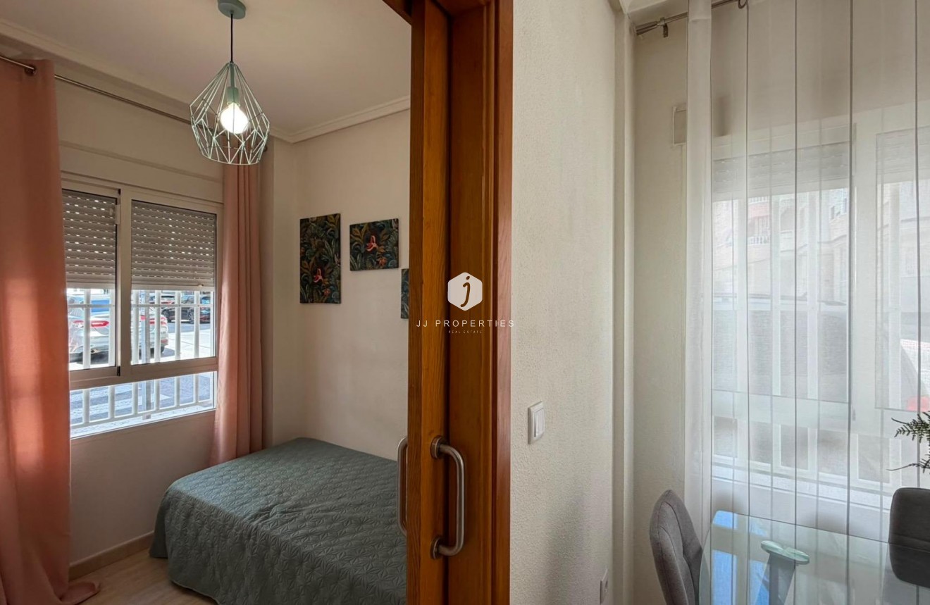 Aus zweiter Hand - Wohnung -
Torrevieja - Estacion de autobuses