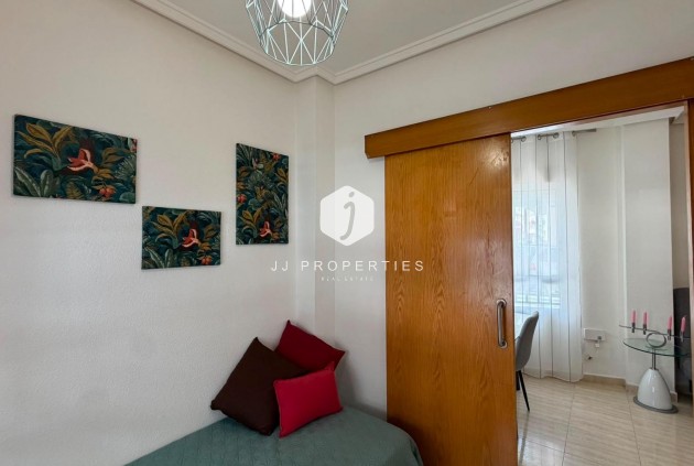 Aus zweiter Hand - Wohnung -
Torrevieja - Estacion de autobuses