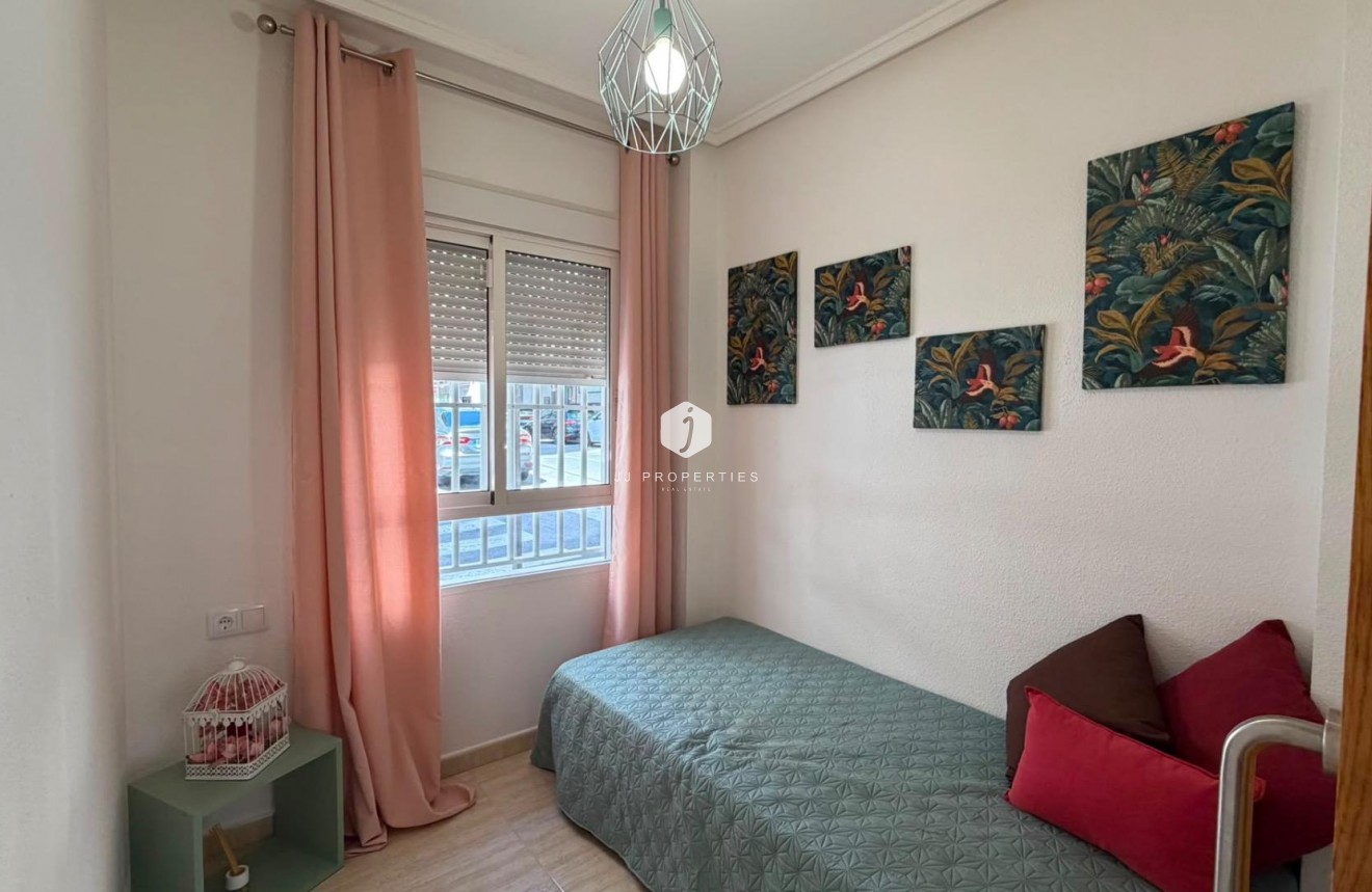 Aus zweiter Hand - Wohnung -
Torrevieja - Estacion de autobuses