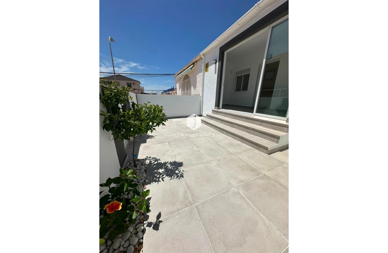 Tweedehands - Bungalow -
Torrevieja - La Siesta - El Salado - Torreta