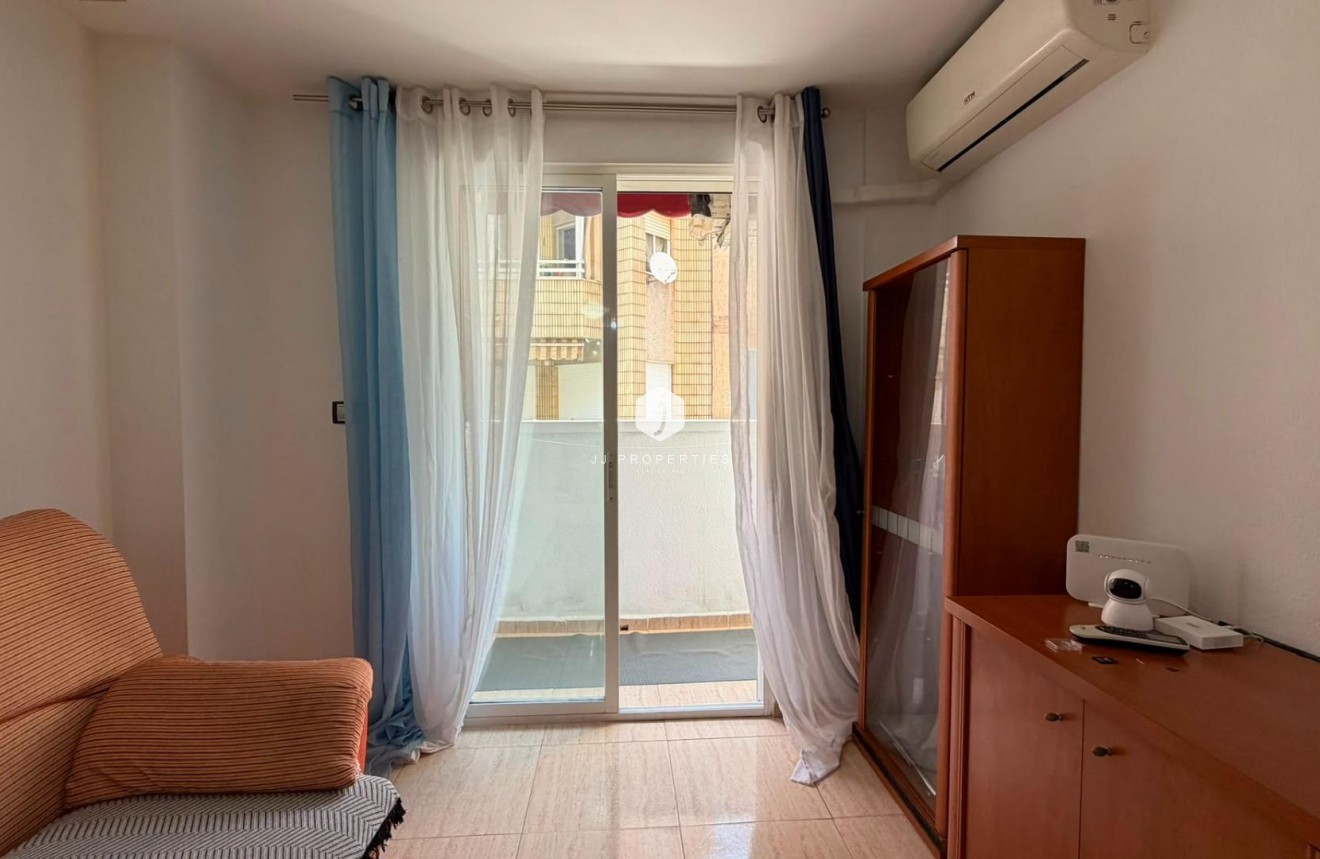 Z drugiej ręki - Mieszkanie w bloku -
Torrevieja