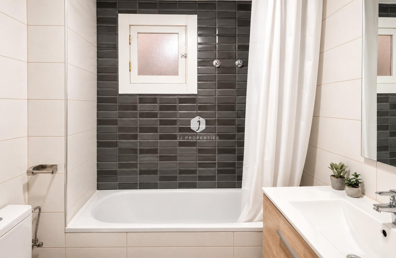 D'occasion - Appartement -
Torrevieja - Playa del Cura
