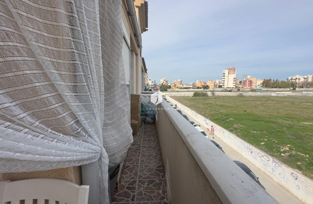 D'occasion - Attique -
Torrevieja - Estacion de autobuses