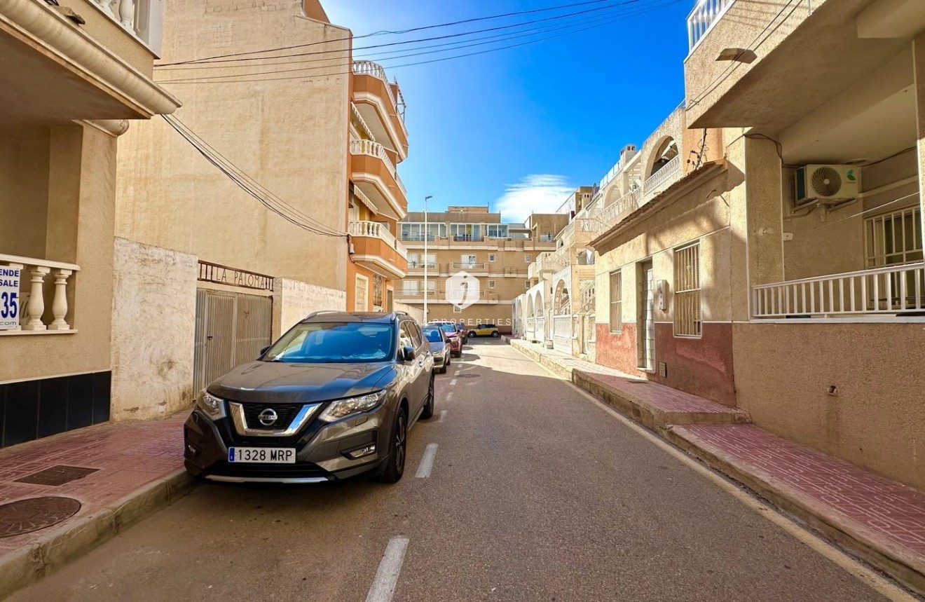 Z drugiej ręki - Mieszkanie w bloku -
Torrevieja - La Mata Pueblo