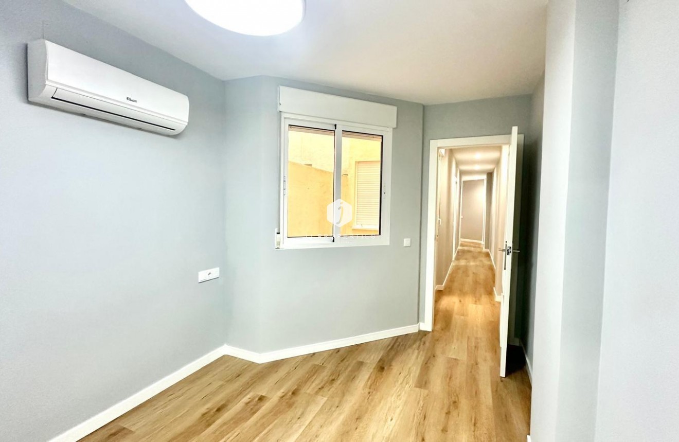 Z drugiej ręki - Mieszkanie w bloku -
Torrevieja - La Mata Pueblo