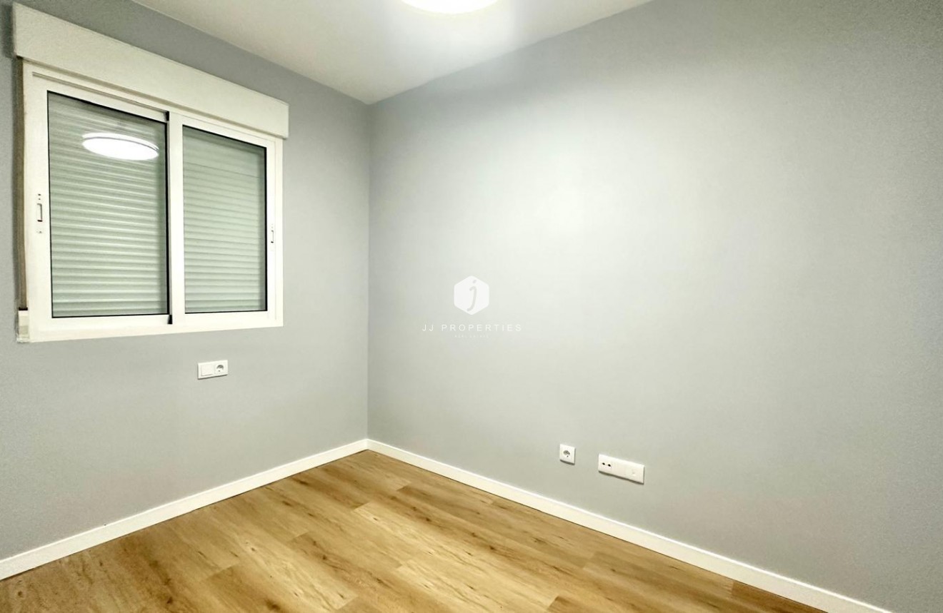 Z drugiej ręki - Mieszkanie w bloku -
Torrevieja - La Mata Pueblo