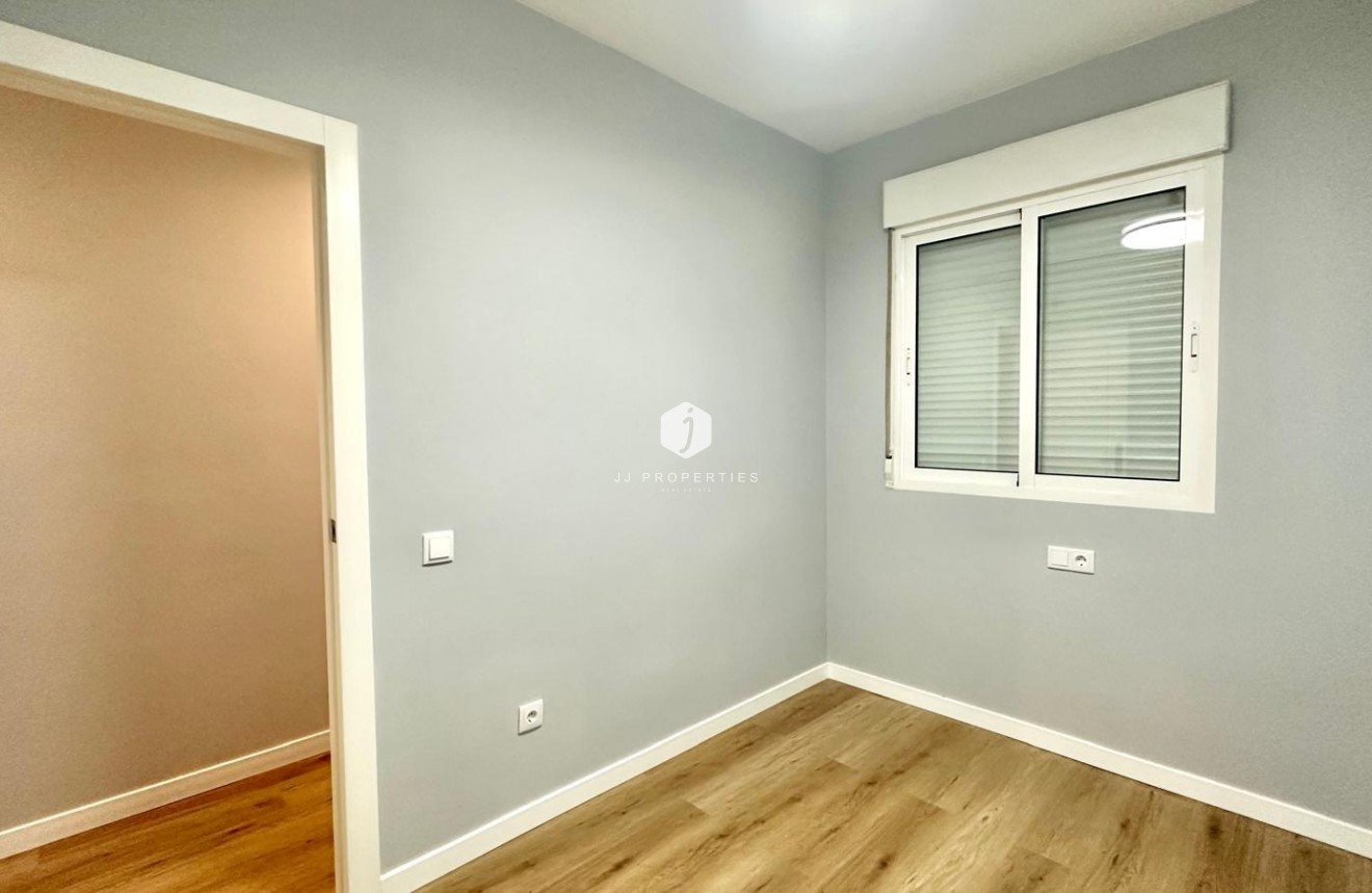 Z drugiej ręki - Mieszkanie w bloku -
Torrevieja - La Mata Pueblo