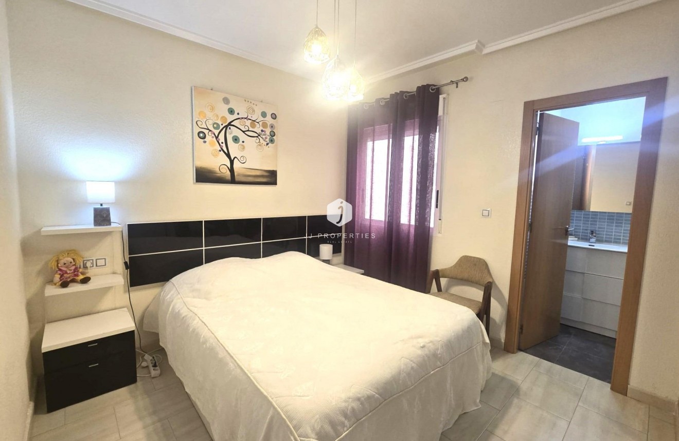 Z drugiej ręki - Mieszkanie w bloku -
Torrevieja - Centro