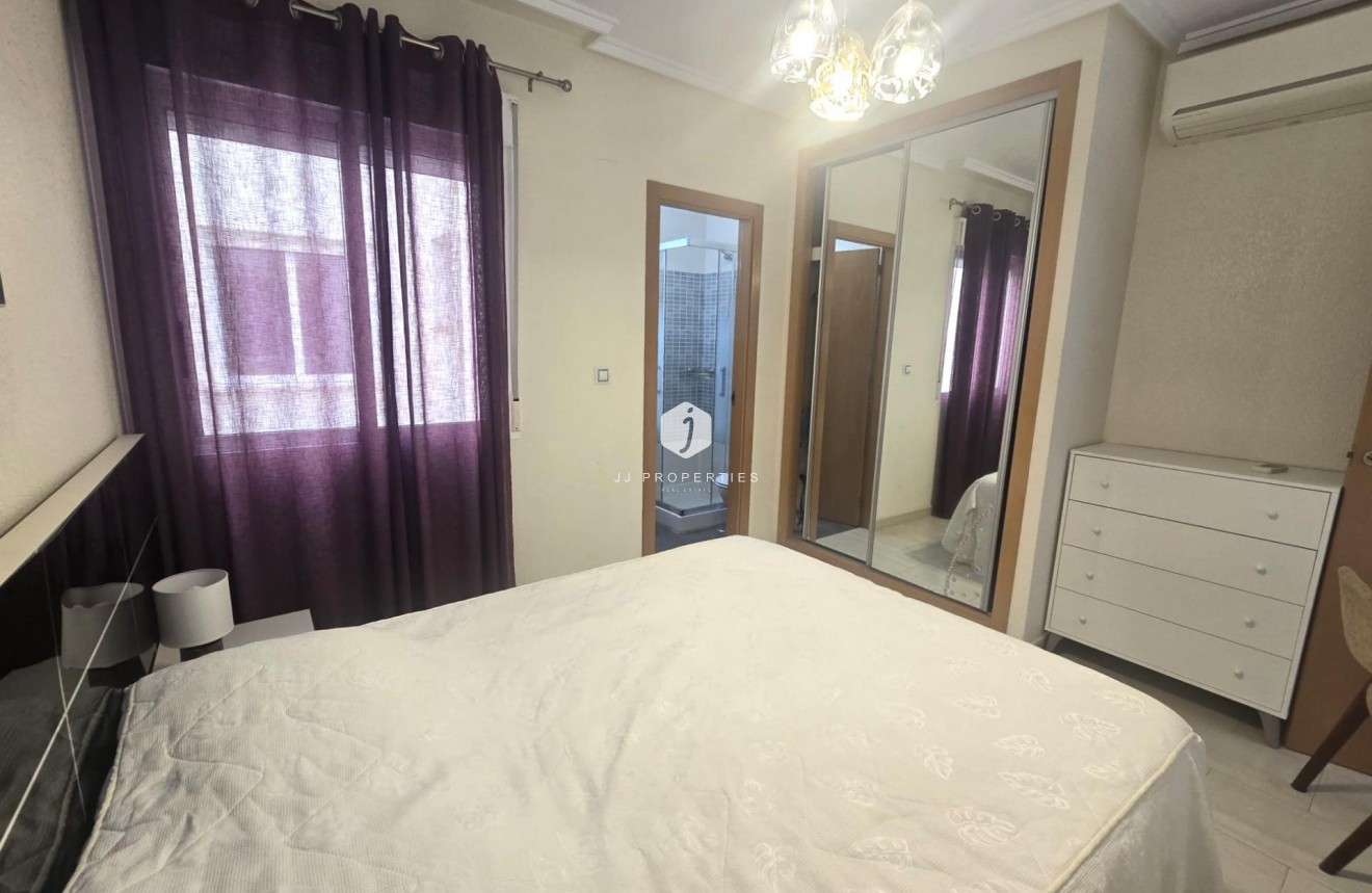 Z drugiej ręki - Mieszkanie w bloku -
Torrevieja - Centro