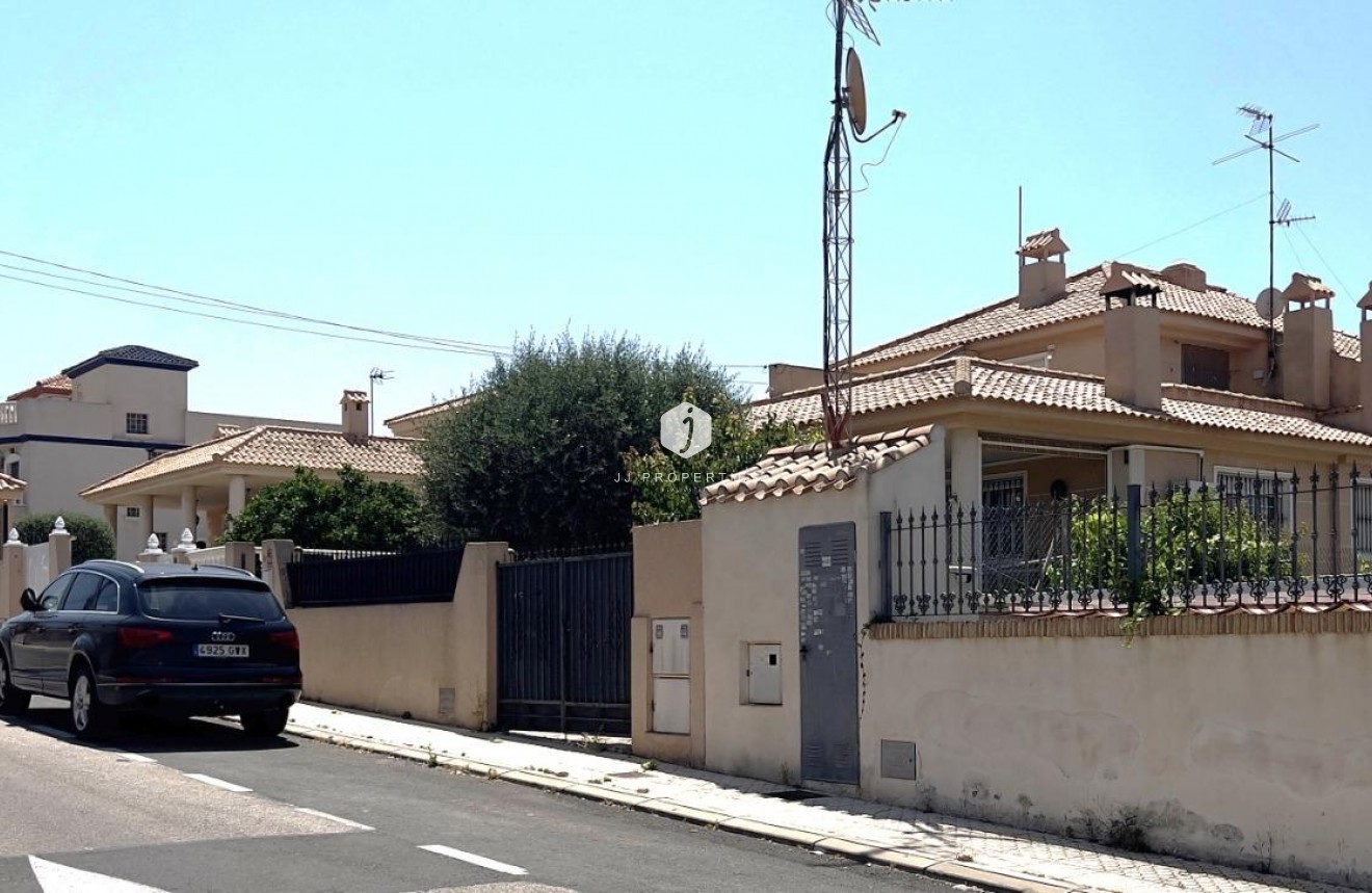 Aus zweiter Hand - Villa -
Torrevieja - aguas nuevas