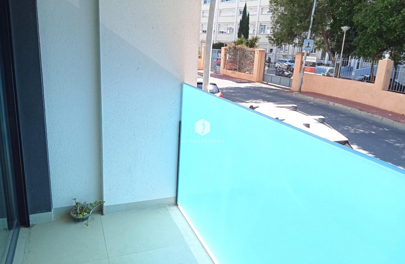 Z drugiej ręki - Mieszkanie w bloku -
Torrevieja - Estacion de autobuses