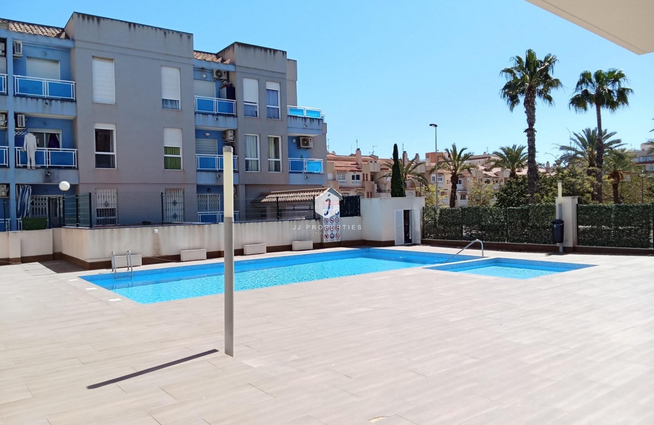 Z drugiej ręki - Mieszkanie w bloku -
Torrevieja - Estacion de autobuses