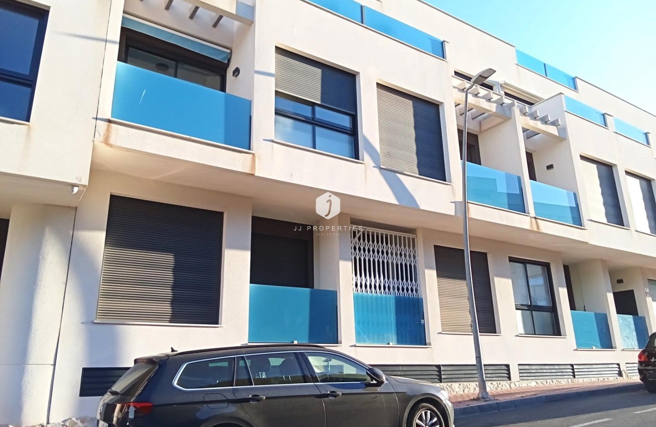 Z drugiej ręki - Mieszkanie w bloku -
Torrevieja - Estacion de autobuses