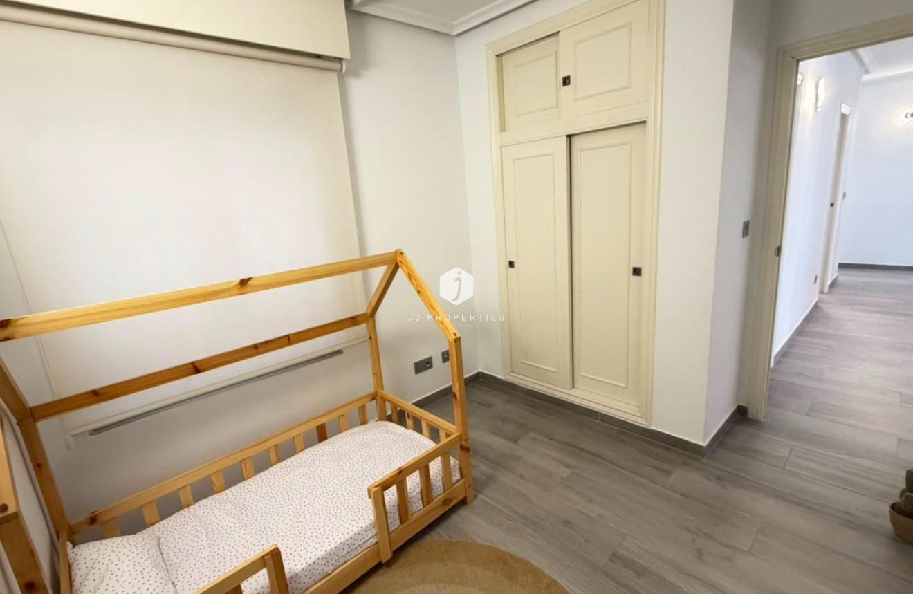 D'occasion - Appartement -
Torrevieja - Centro - Muelle Pesquero