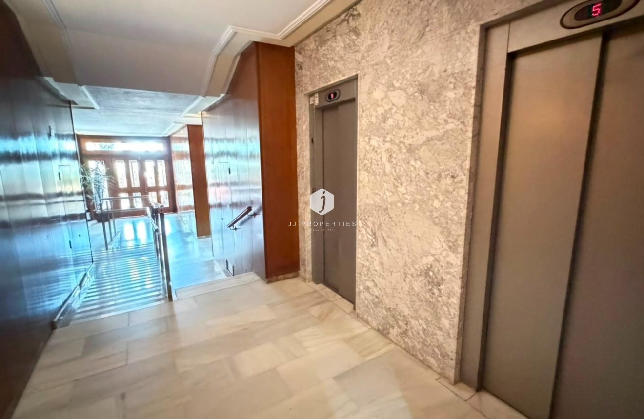 D'occasion - Appartement -
Torrevieja - Centro - Muelle Pesquero