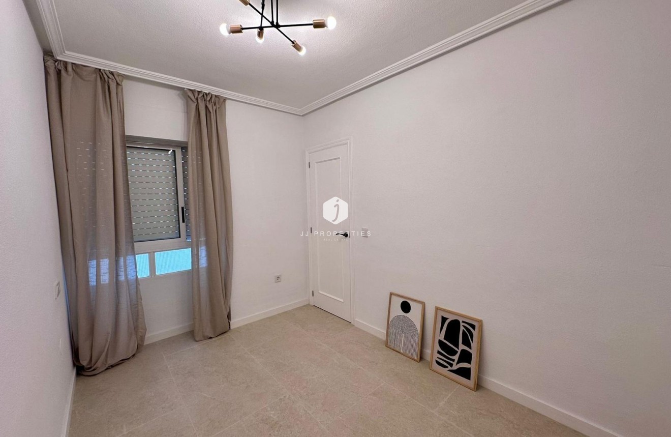 Resale - Apartment / flat -
Torrevieja - Estacion de autobuses