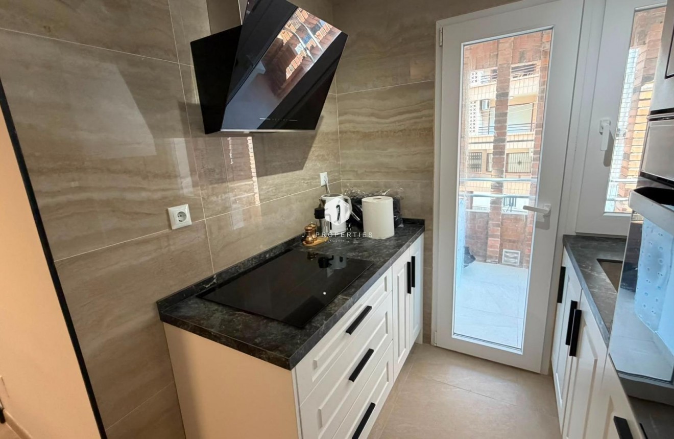 Resale - Apartment / flat -
Torrevieja - Playa del Cura