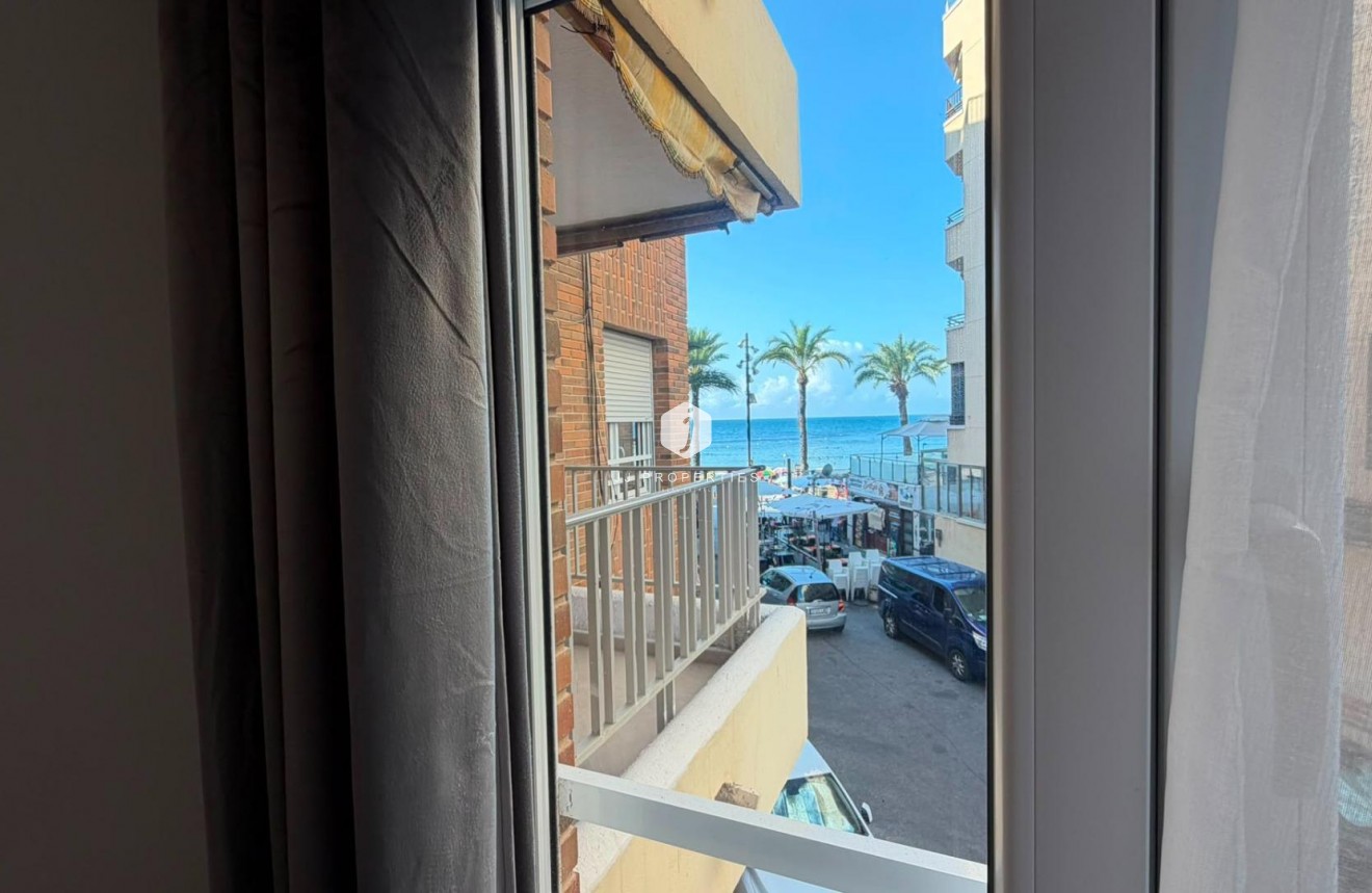 Resale - Apartment / flat -
Torrevieja - Playa del Cura