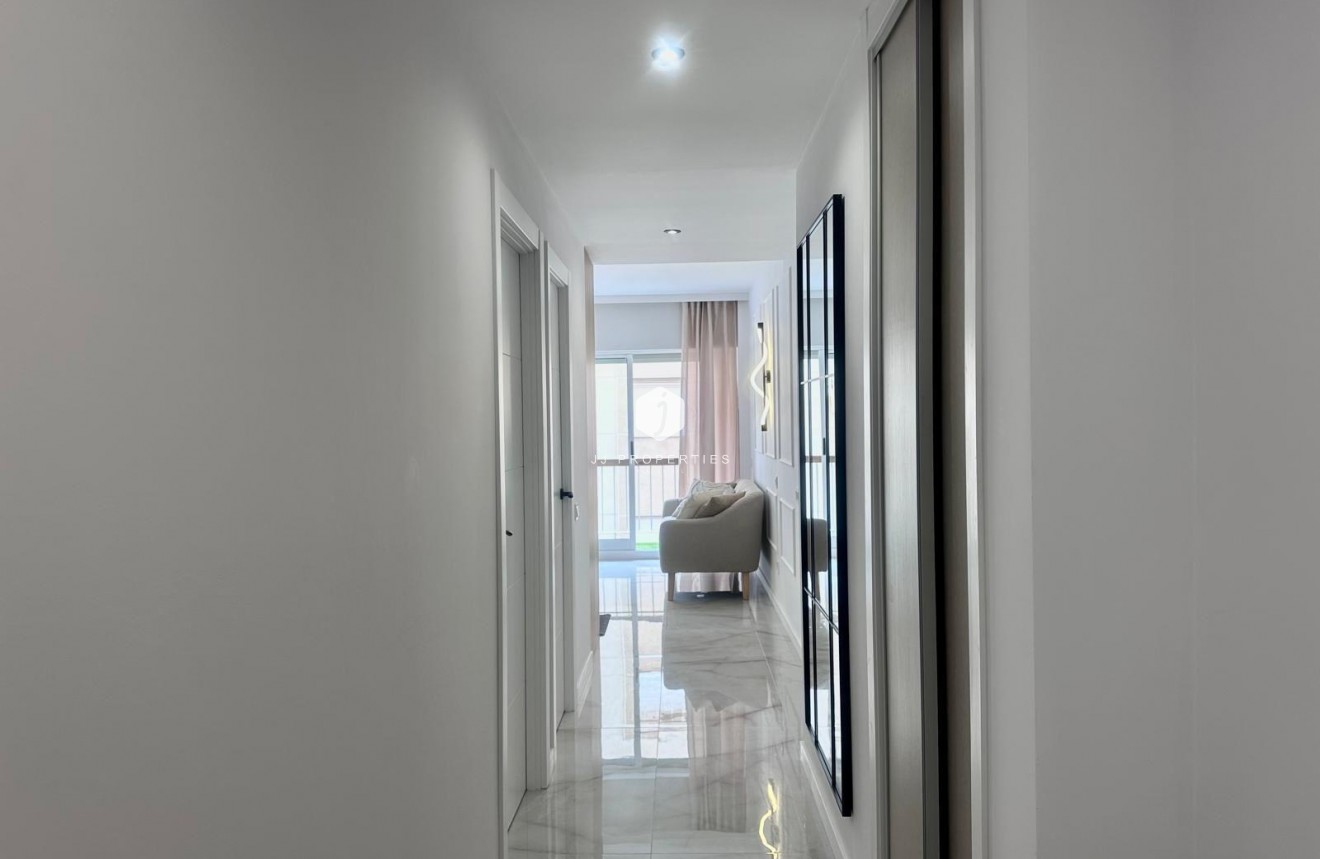 Tweedehands - Appartement / flat -
Torrevieja - Estacion de autobuses