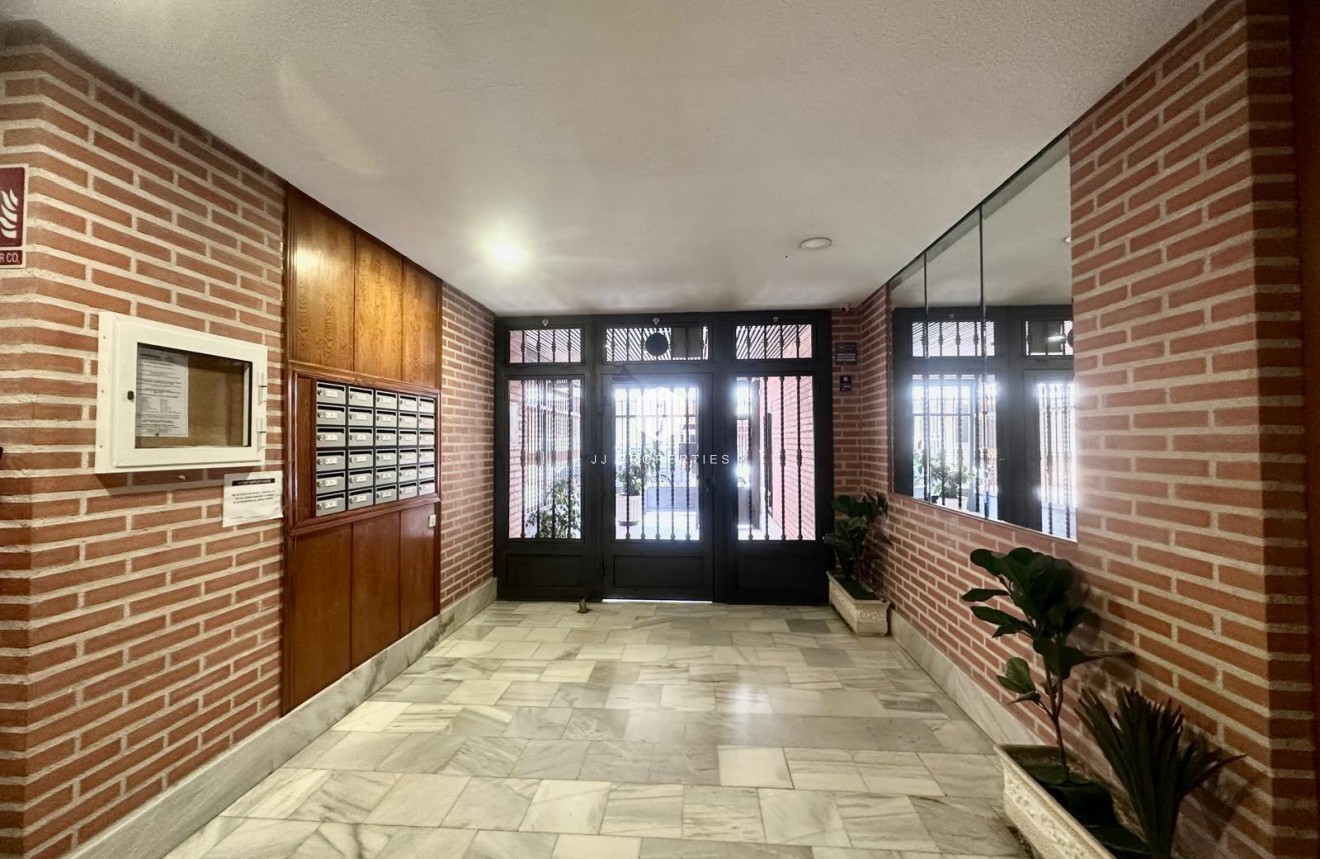 Tweedehands - Appartement / flat -
Torrevieja - Estacion de autobuses