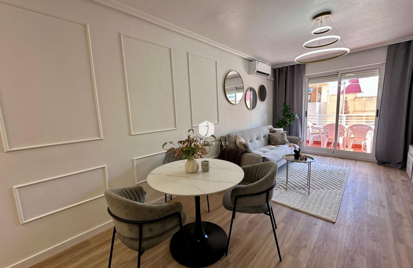 D'occasion - Appartement -
Torrevieja - Habaneras