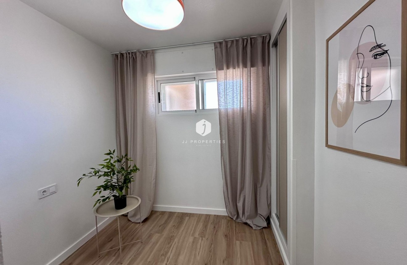D'occasion - Appartement -
Torrevieja - Habaneras