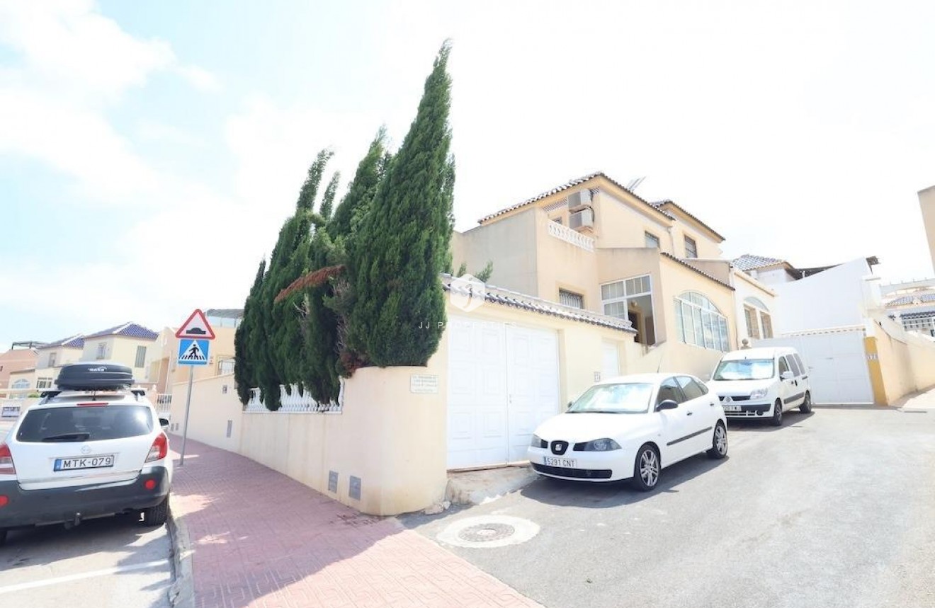 Resale - Chalet -
Torrevieja - Costa Blanca