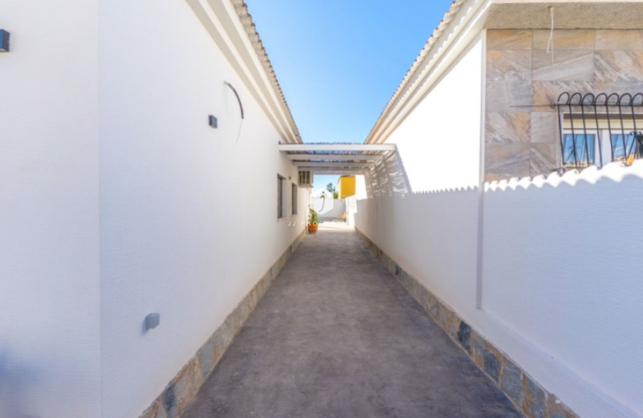Resale - Villa -
Torrevieja - Costa Blanca