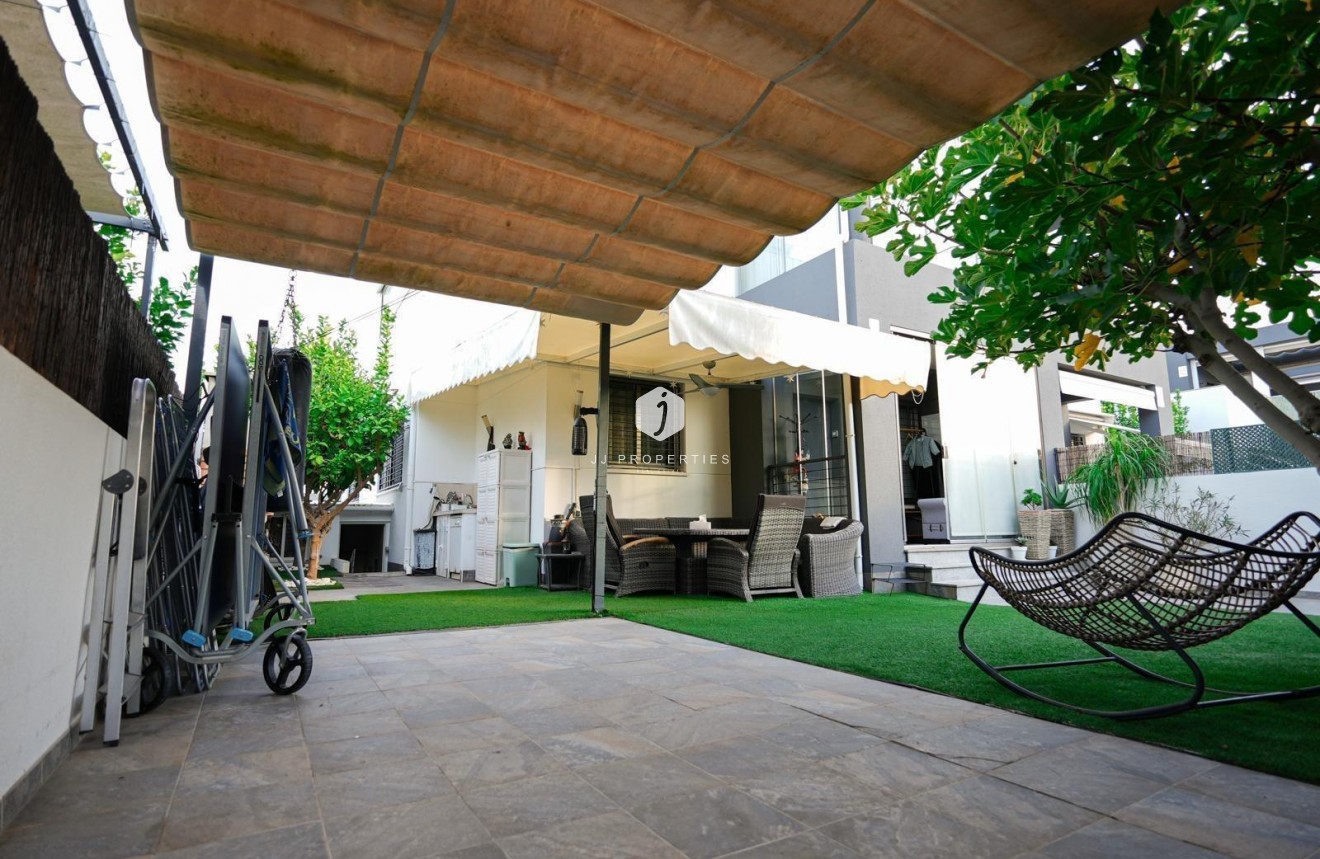 Resale - Chalet -
Torrevieja - aguas nuevas