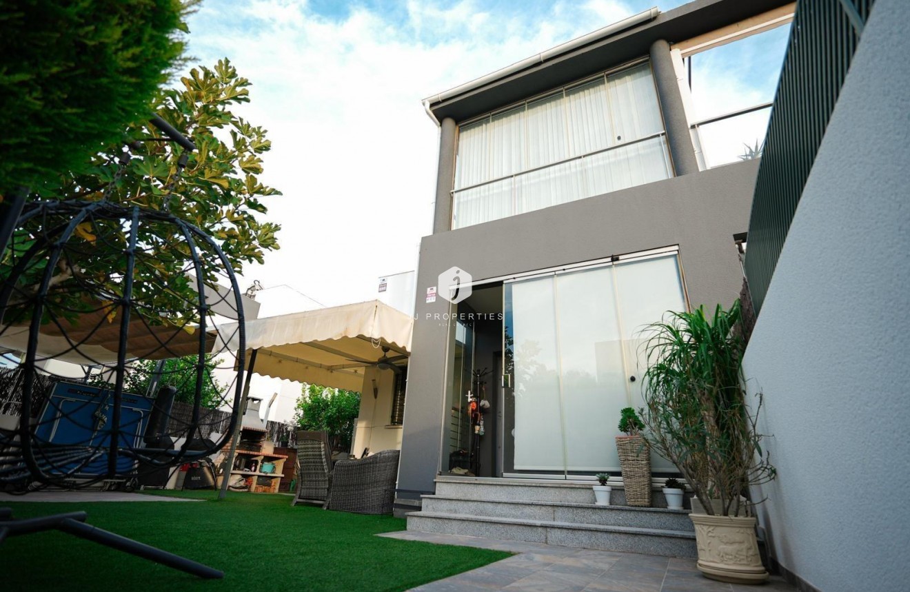 Resale - Chalet -
Torrevieja - aguas nuevas