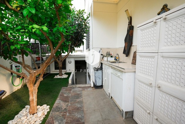 Resale - Chalet -
Torrevieja - aguas nuevas