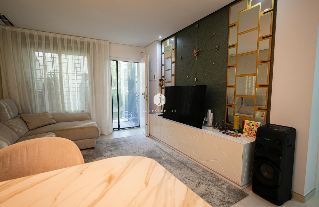 Resale - Chalet -
Torrevieja - aguas nuevas