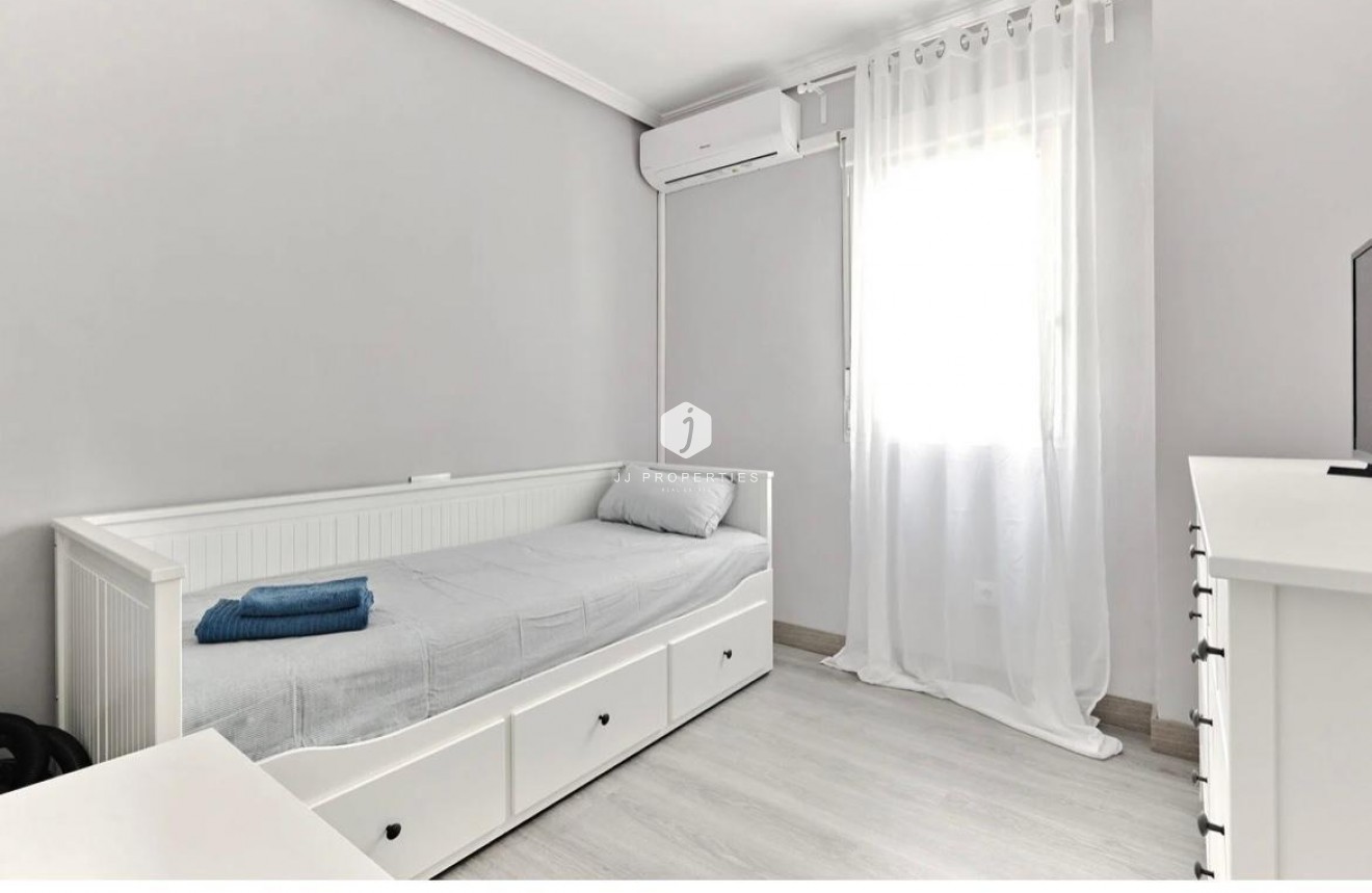 Resale - Apartment / flat -
Torrevieja - Centro