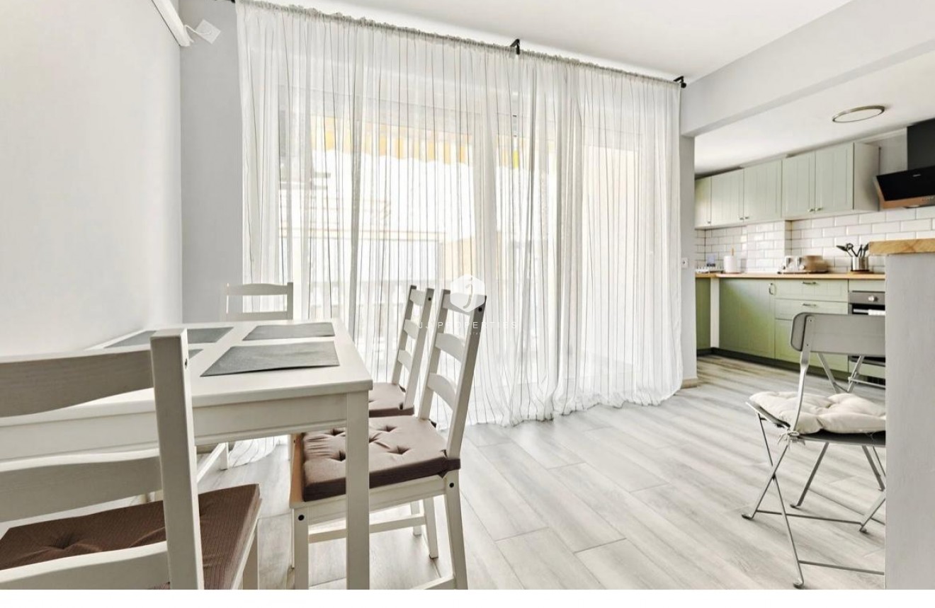 Resale - Apartment / flat -
Torrevieja - Centro