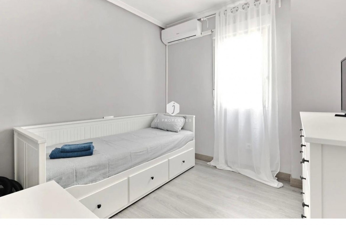 Resale - Apartment / flat -
Torrevieja - Centro