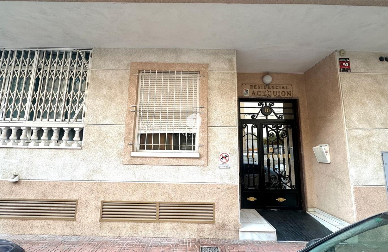 Z drugiej ręki - Mieszkanie w bloku -
Torrevieja - Acequion