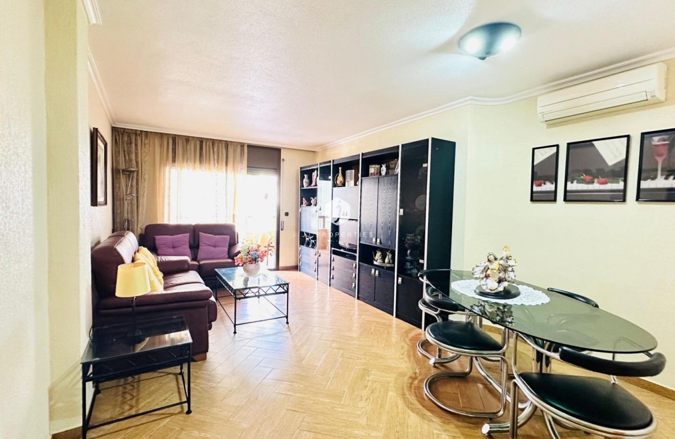 Z drugiej ręki - Mieszkanie w bloku -
Torrevieja - Centro