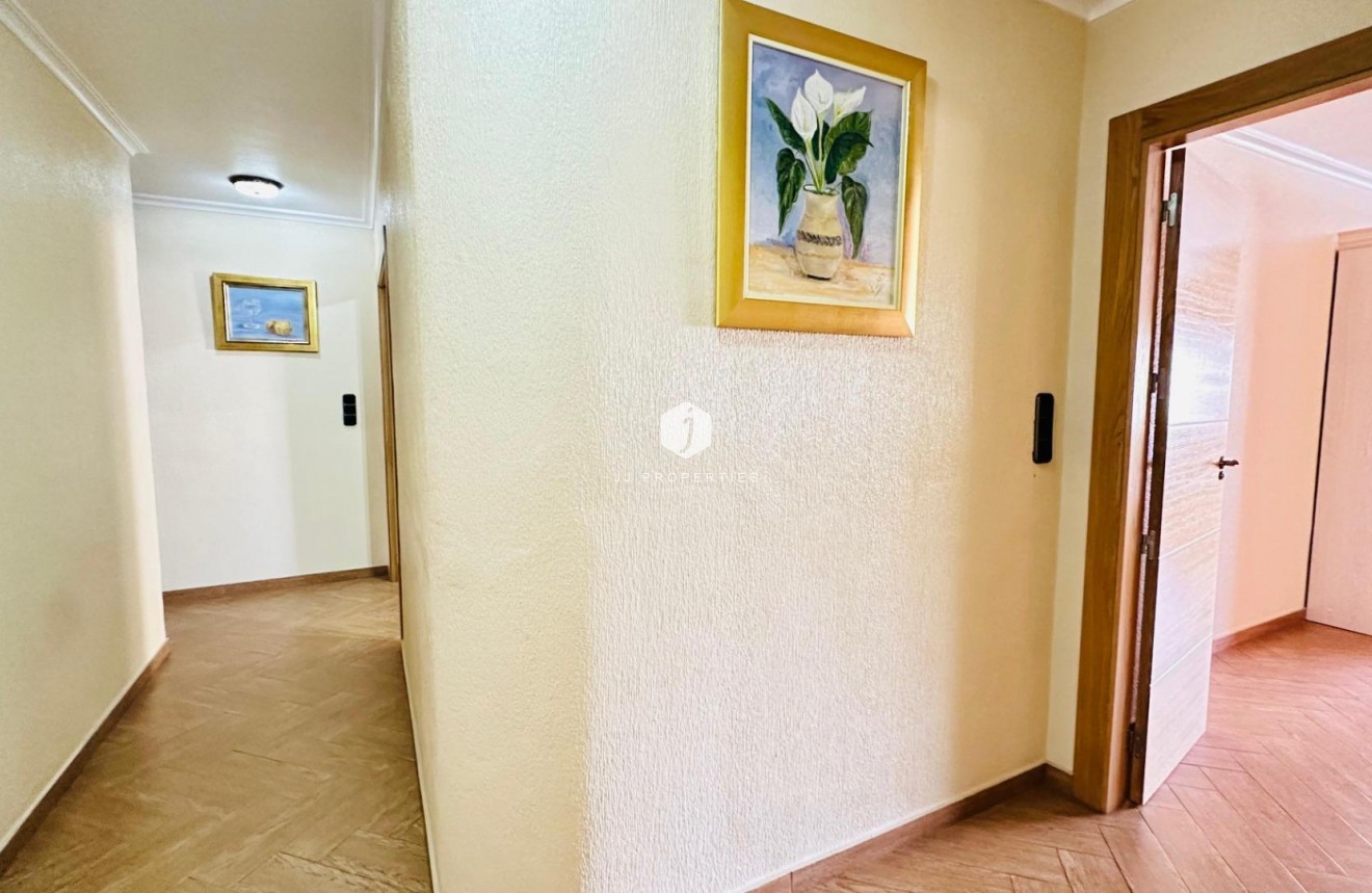 Z drugiej ręki - Mieszkanie w bloku -
Torrevieja - Centro