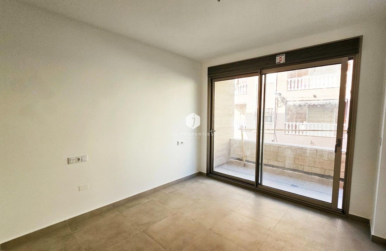 Segunda mano - Apartamento / piso -
Torrevieja - Paseo maritimo