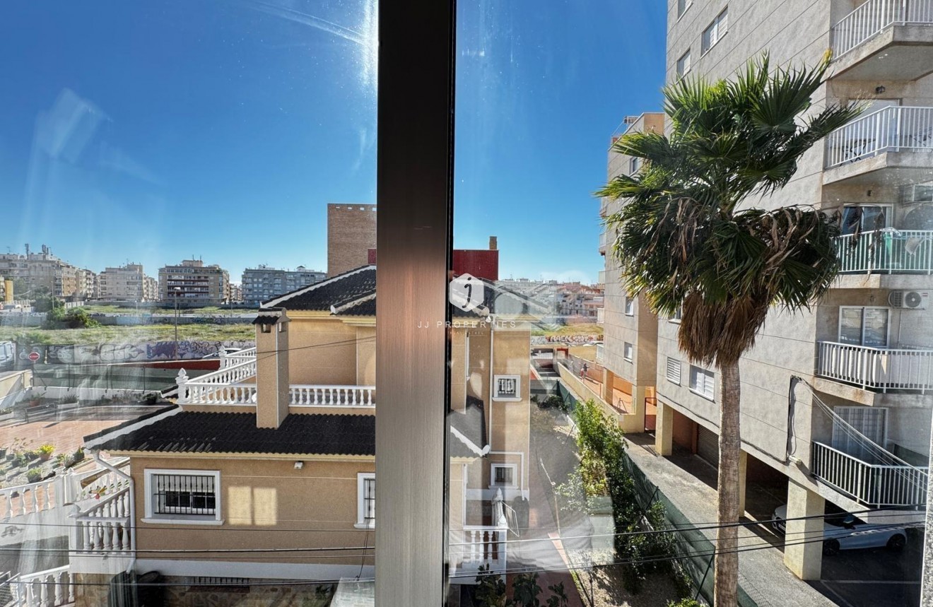 Z drugiej ręki - Mieszkanie w bloku -
Torrevieja - Playa del Cura